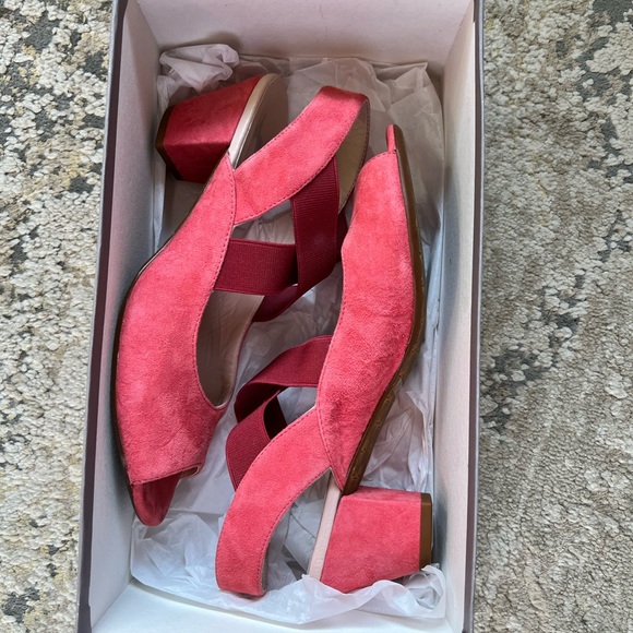 Amalfi by Rangoni salmon colored suede sandal pump. Women’s size 8 Narrow - Picture 2 of 5